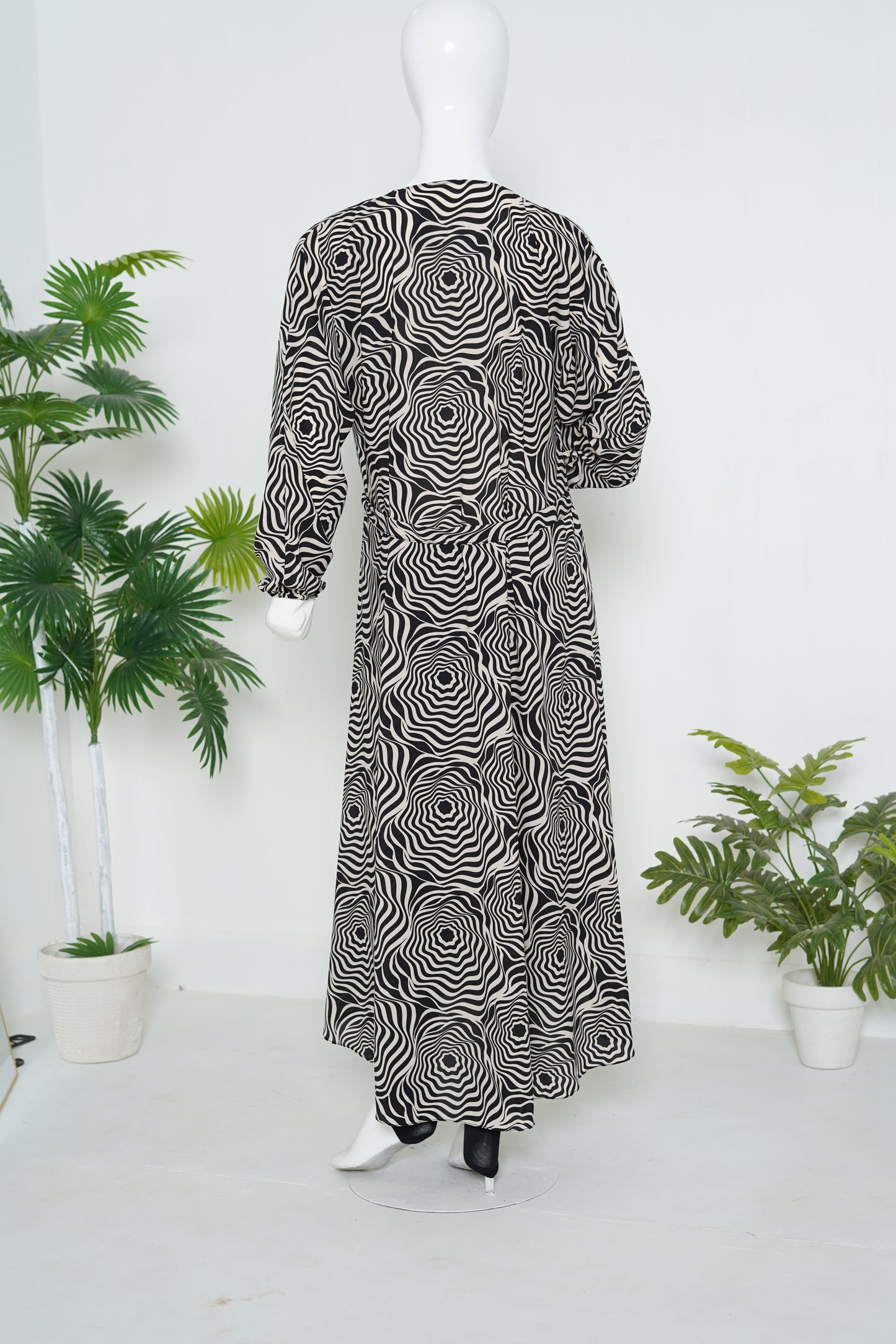mulaabis-abstract-black-printed-abaya-pockets-front-online-abaya-pakistan