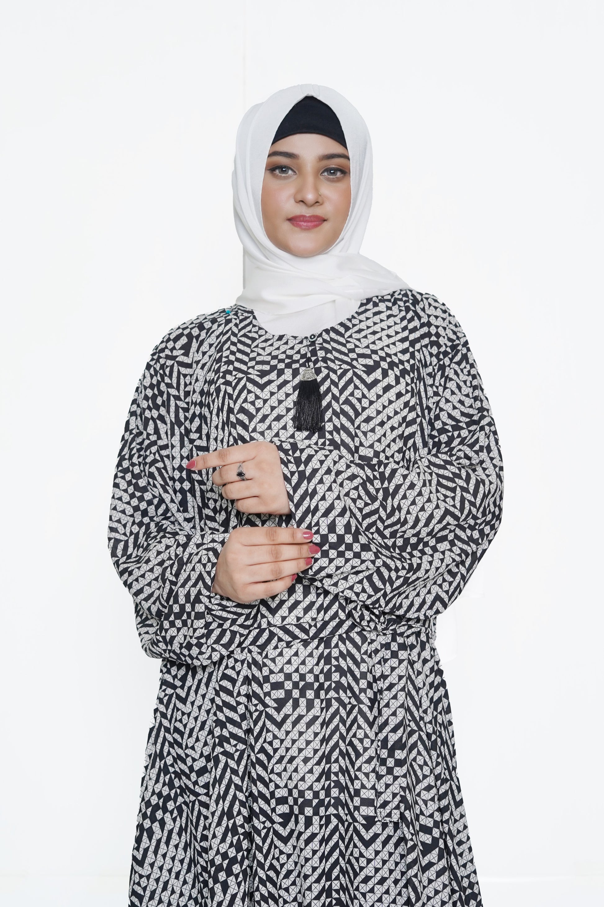 Elegant Black & White Nida Georgette Maxi Abaya 