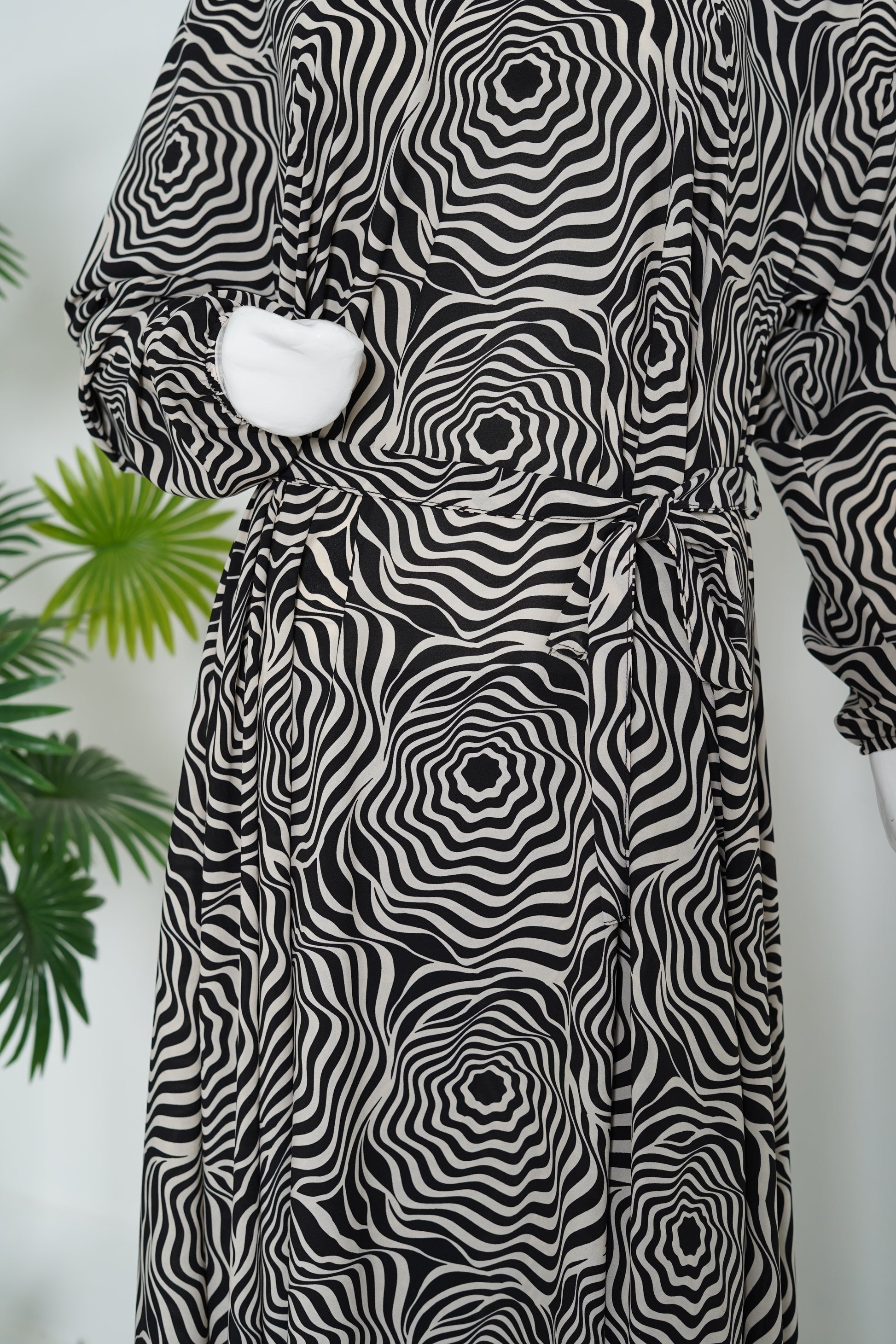 mulaabis-abstract-black-printed-abaya-pockets-front-online-abaya-pakistan