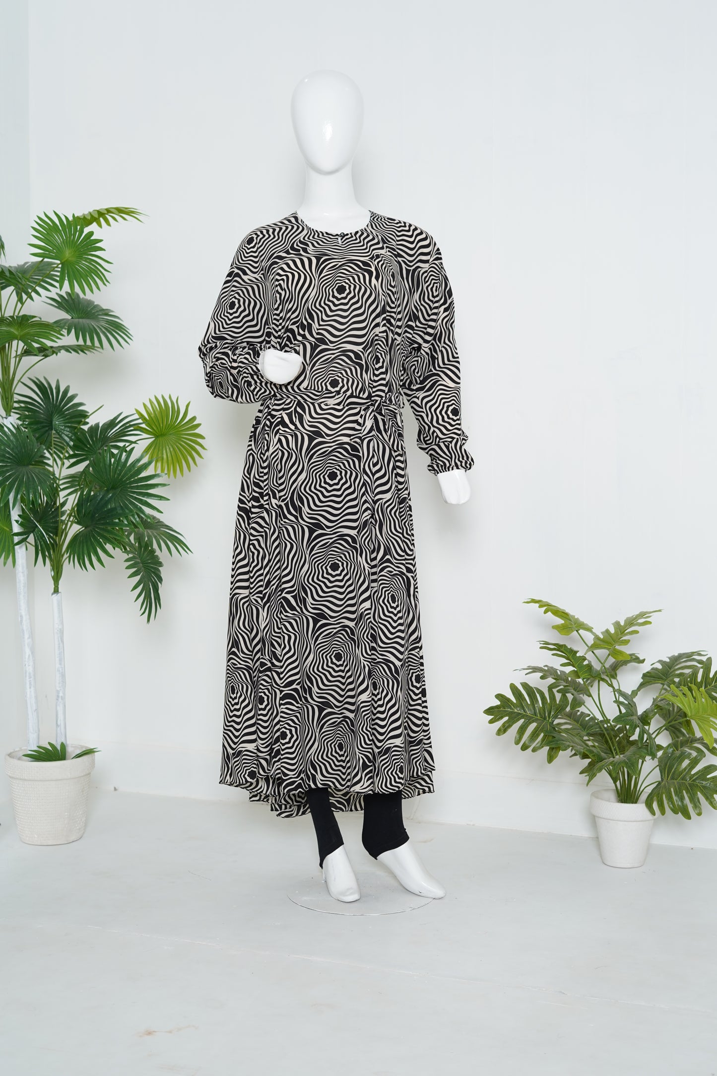mulaabis-abstract-black-printed-abaya-pockets-front-online-abaya-pakistan