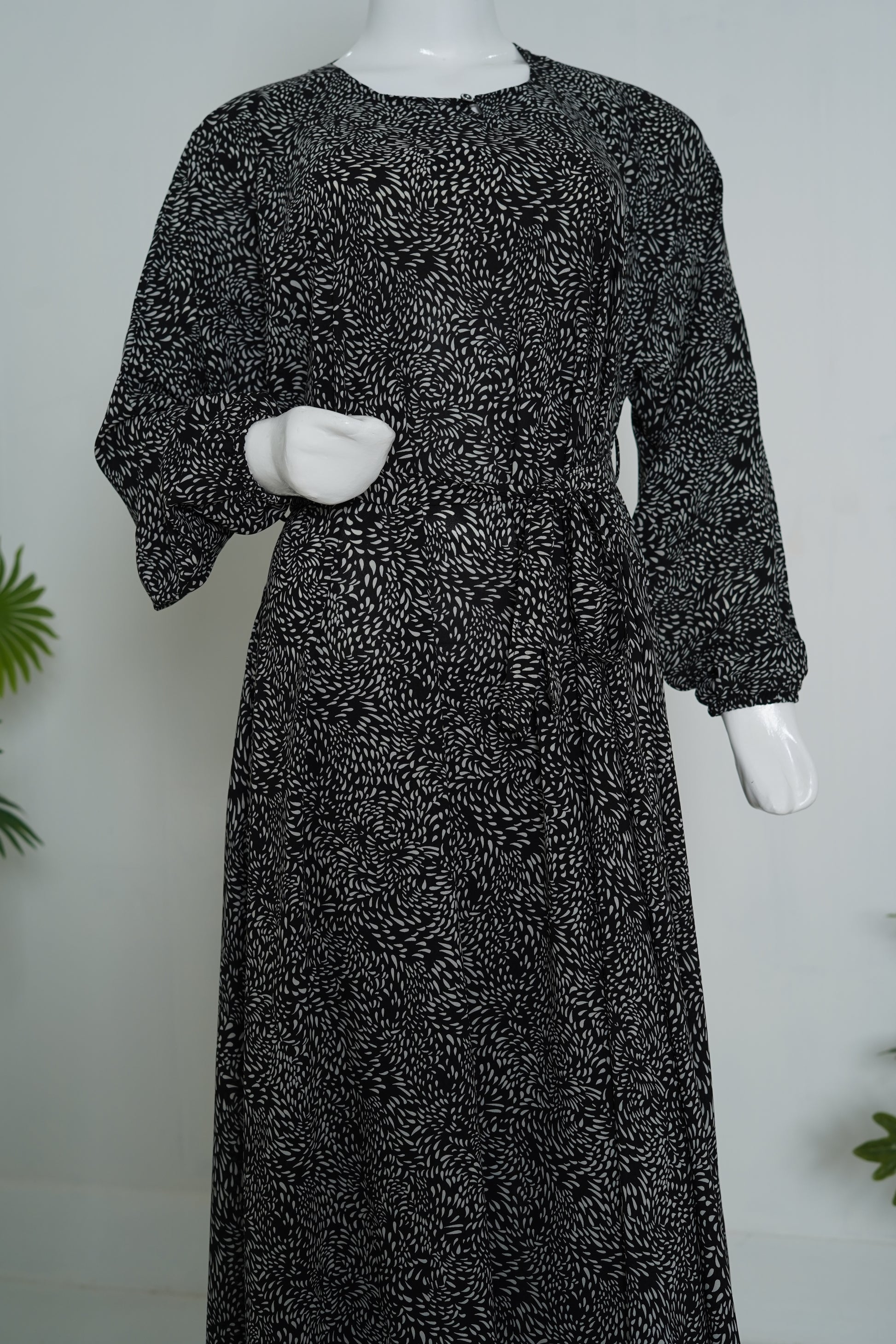 mulaabis-black-dotted-printed-abaya-pocket_summer_abaya_online_pakistan