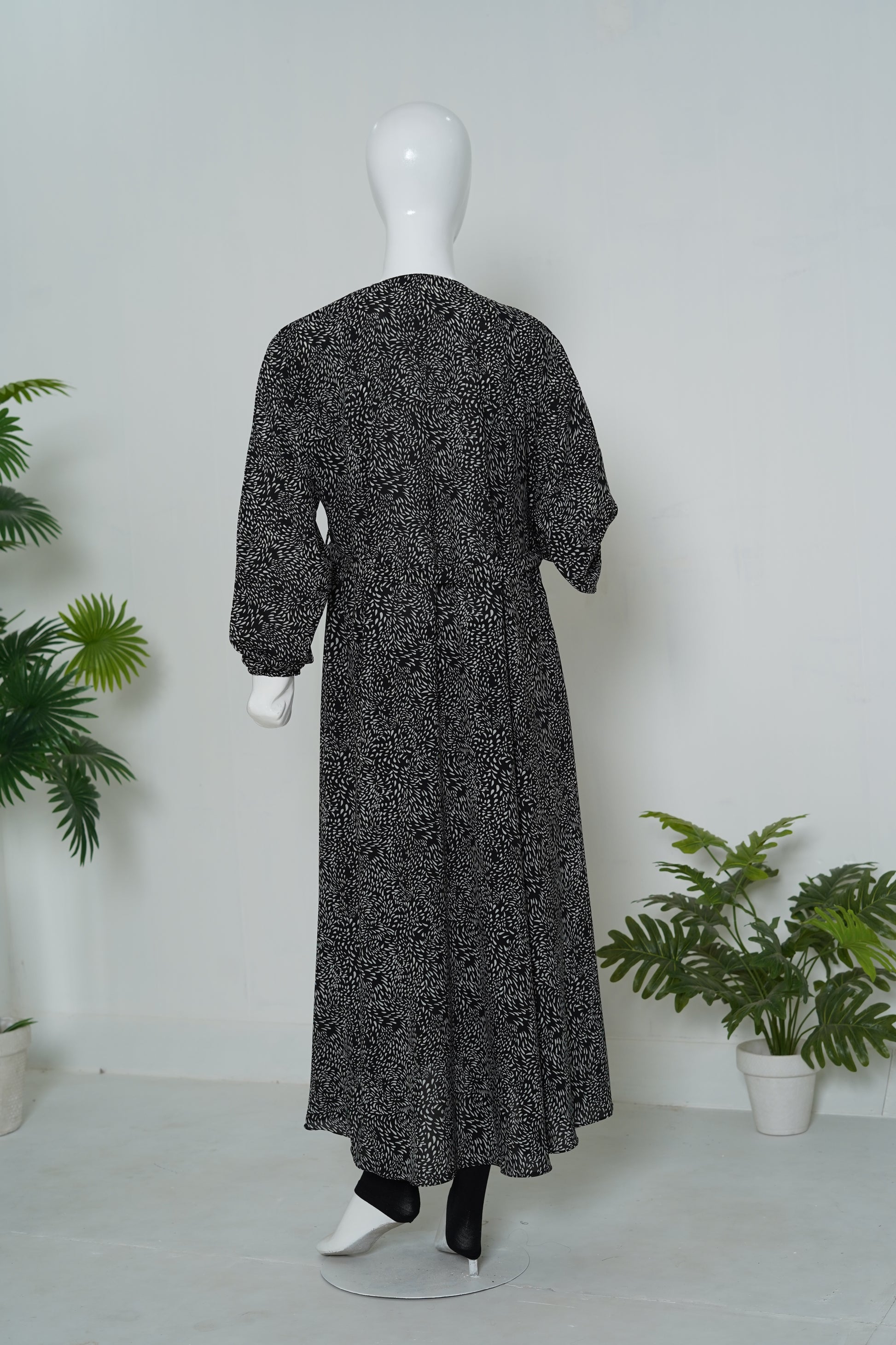 mulaabis-black-dotted-printed-abaya-pocket_summer_abaya_online_pakistan