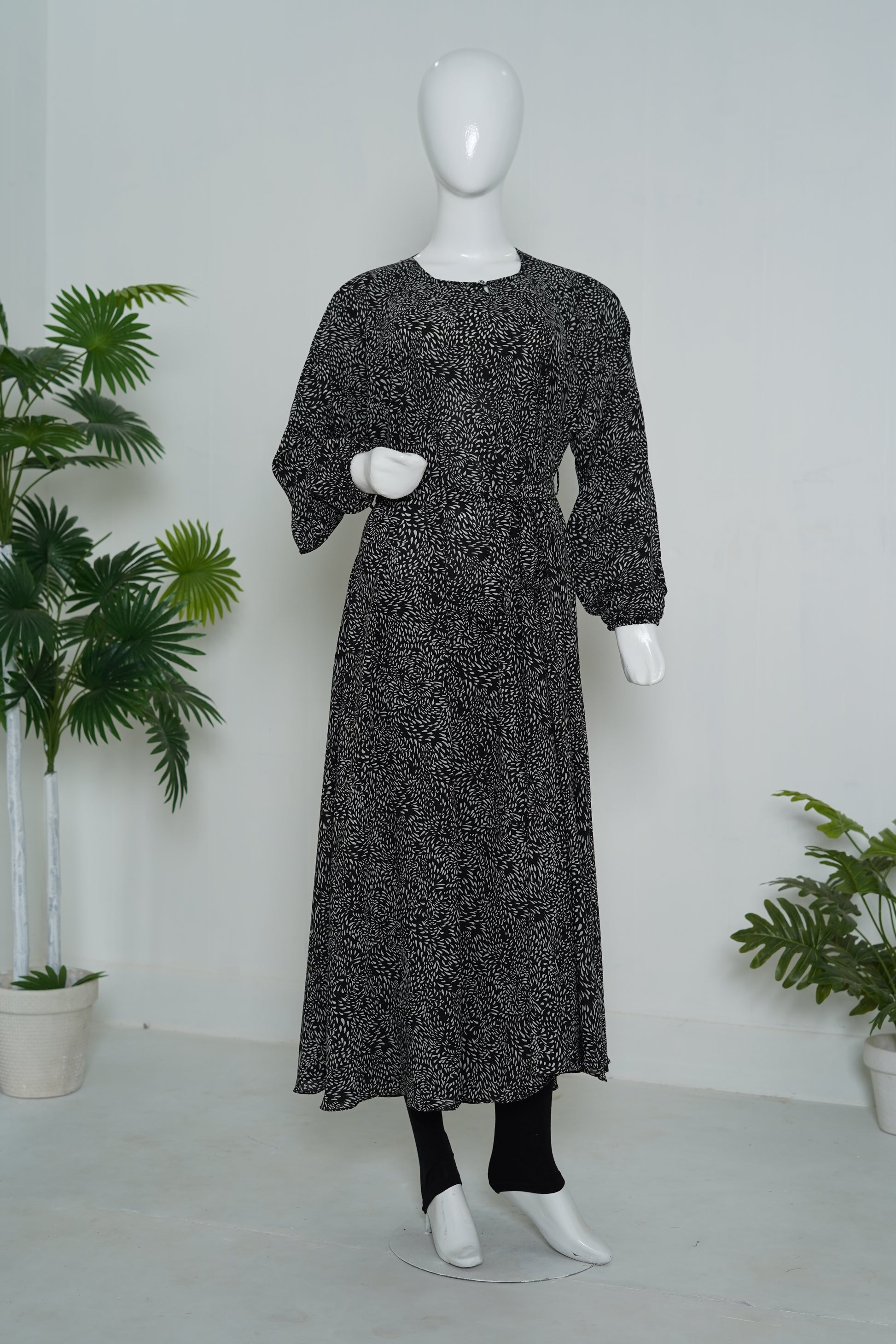 mulaabis-black-dotted-printed-abaya-pocket_summer_abaya_online_pakistan