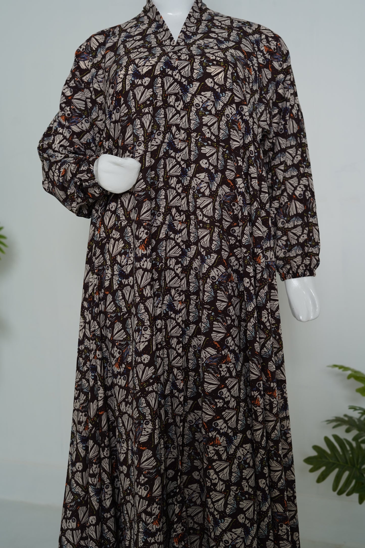mulaabis-brown-printed-open-abaya-details