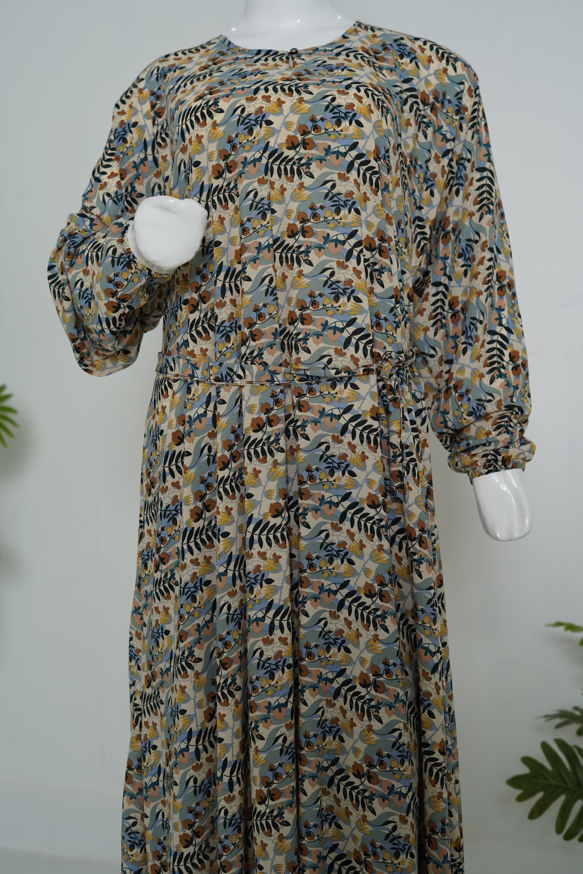 mulaabis-cream-floral-printed-abaya-pockets_online_abaya_pakistan_detailed